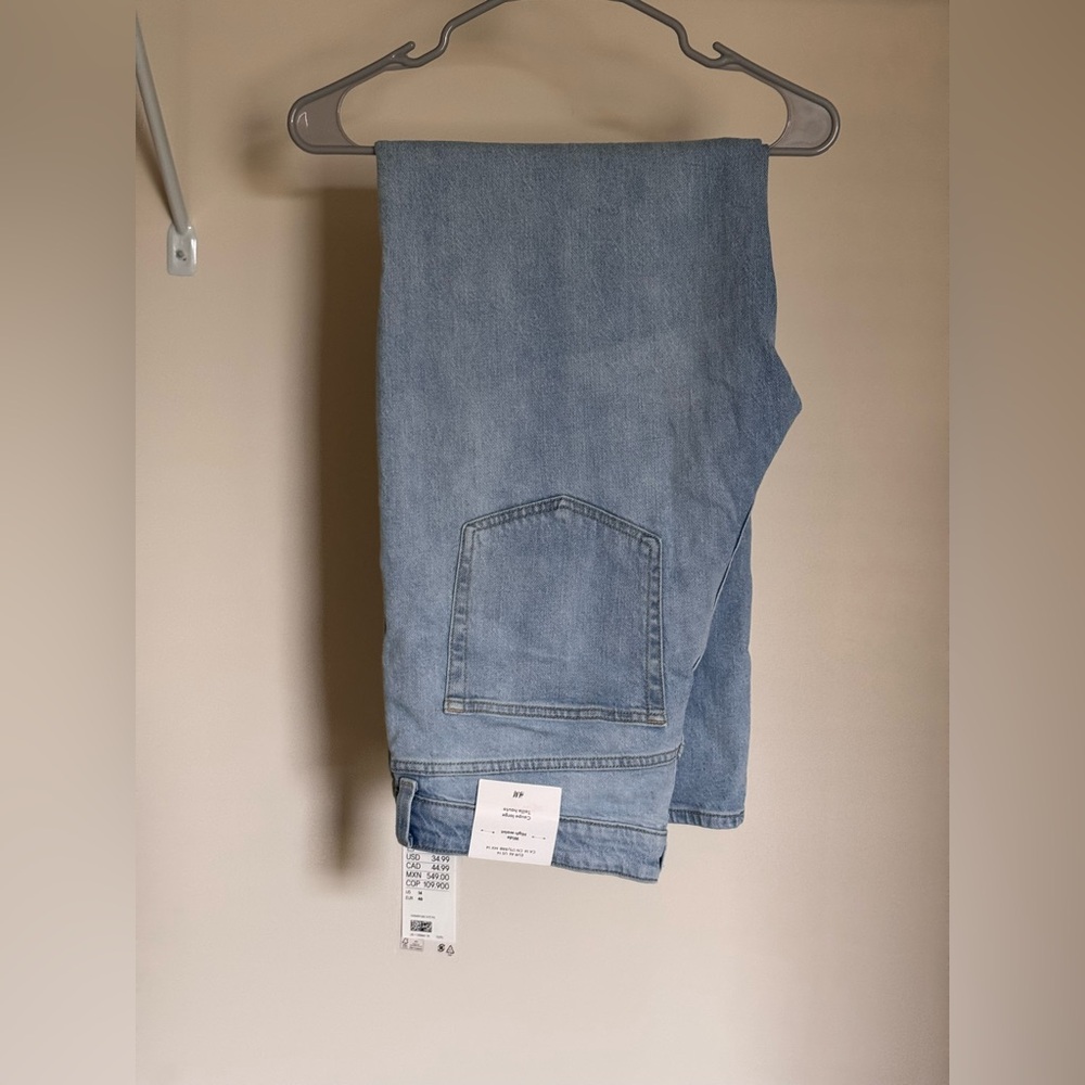 H&M Men's Relaxed Fit Jeans in Light Blue